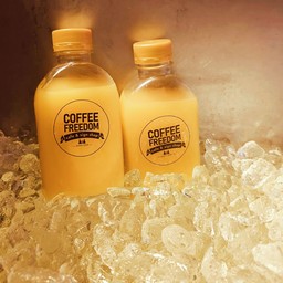 น้ำส้มคั้นสดใส่แก้วพร้อมน้ำแข็ง