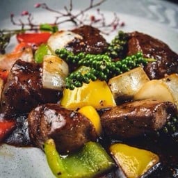 เนื้อออสเตรเลียหั่นเต๋าผัดพริกไทยดำ S