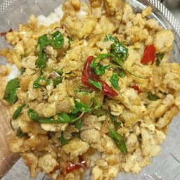 ข้าวราดกะเพราไข่เจียวหมูสับ