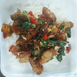 กระเพราหมูกรอบราดข้าว