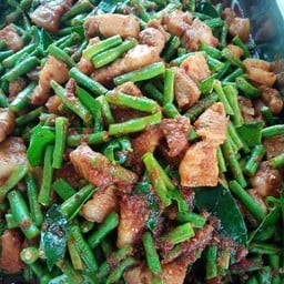 ผัดพริกแกงถั่วฝักยาวใส่สามชั่น