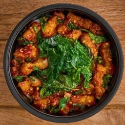 ข้าวกะเพราหมูสามชั้นหั่นชิ้นคั่วแห้ง