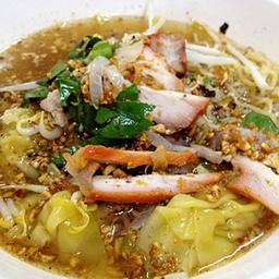 บะหมี่เกี๊ยวต้มยำหมูแดงหมูกรอบ