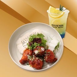ข้าวไก่ทอดคลุกซอสเกาหลี+Blue orange soda