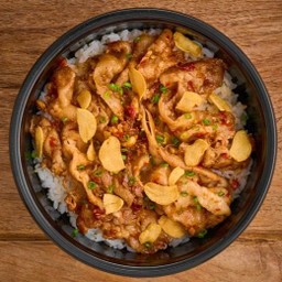 ข้าวหน้าหมูสามชั้นคั่วพริกเกลือ