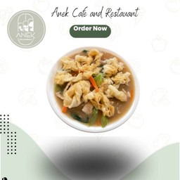 ราดหน้าเส้นกรอบ หมู