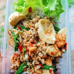 กะเพรา หมูสับ+ไข่เค็ม ราดข้าว