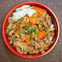 ข้าวหน้าหมูผัดซอสญี่ปุ่น