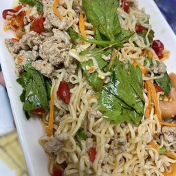 ยำมาม่าหมูสับ