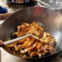 หมูกรอบคั่วพริกเกลือ (ราดข้าว)