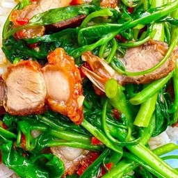 ผัดผักบุ้งไฟแดงหมูกรอบ (ราดข้าว)