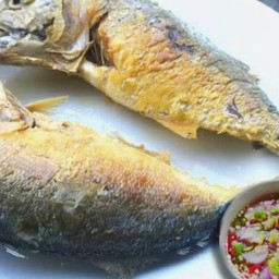 ปลาทูทอด2ตัว+พริกน้ำปลา