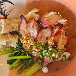 บะหมี่เกี๊ยวน้ำหมูย่างหมูทอดพิเศษ (น้ำ)