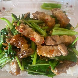 คะน้าหมูกรอบราดข้าว