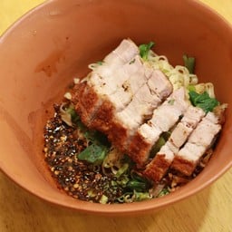 บะหมี่แซ่บแห้ง-หมูกรอบ