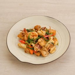 ผัดกระเพราทะเล หรือ กุ้ง