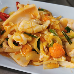 ปลาหมึกผัดไข่แดง