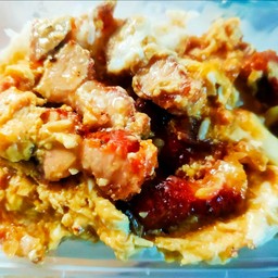 ข้าวหมูกรอบผัดไข่ข้น