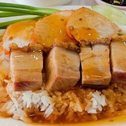 ข้าวหมูแดง หมูกรอบ + ไข่ต้ม 1 ฟอง