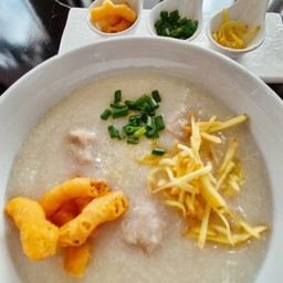 โจ้กลูกชิ้นหมูฮ่องกงพร้อมไข่และเครื่องเคียง