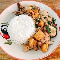 Deli ข้าวราดกะเพรารวมมิตร