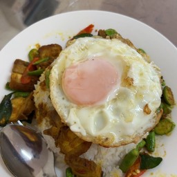 เครื่องแกงหมูกรอบราดข้าว