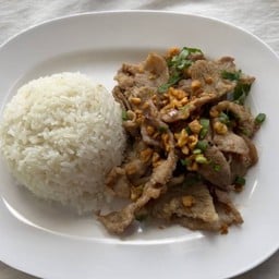 Deli ข้าวราด ผัดกระเทียม