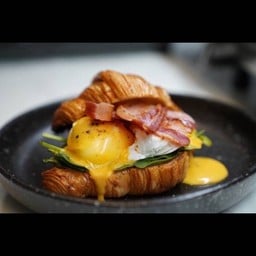 Croissant Benedict Bacon