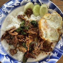 ข้าวกระเพราเนื้อชิ้น