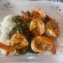 ผัดกะเพรากุ้งราดข้าว