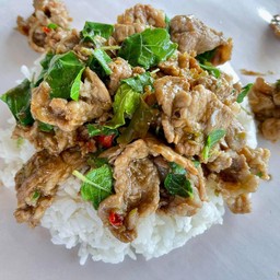 กะเพราหมูชิ้น ราดข้าว