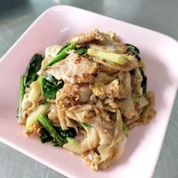 เส้นใหญ่ หรือ เส้นหมี่ ผัดซีอิ๊วหมู