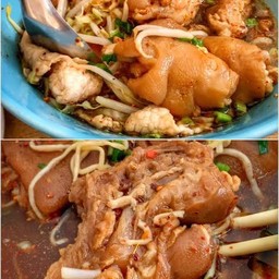 ก๋วยเตี้ยวขาหมูคากิต้มยำ