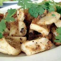 ปลาหมึกผัดกระเทียมพริกไทย