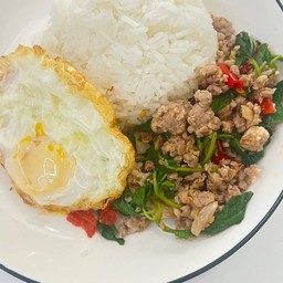 ข้าวราดกะเพราหมู+ไข่ดาว