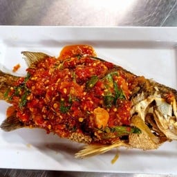 ปลากะพงราดพริก.