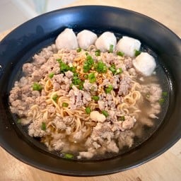 ไวไวน้ำหมูสับลูกชิ้นหมู