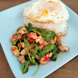 ข้าวกะเพราไก่ หรือ หมู