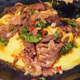 ข้าวราด กระเพราเนื้อสับ(ราดบนไข่ข้น)