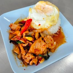 ข้าวผัดน้ำพริกเผาหมู หรือ ไก่