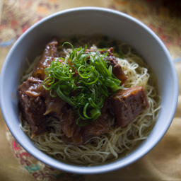 บะหมี่น้ำ เนื้อและเอ็นวัวตุ๋น 红烧牛肉牛筋汤面 Aniseed Beef Tendon &  Tenderloin with Noodle