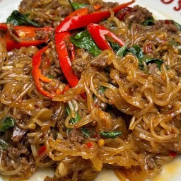 เส้นเล็กกะเพราหมูสับ+ไข่ดาว