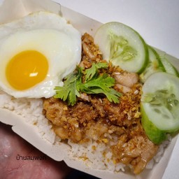 ข้าวไก่กระเทียม ไข่ดาว