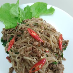 เส้นเล็กกะเพราหมูสับ