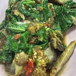 กะเพราหมูกรอบ