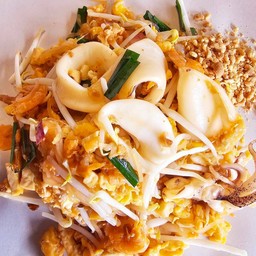 ผัดไทวุ้นเส้นปลาหมึก