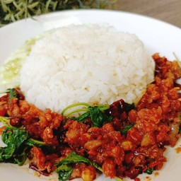 กะเพราแหนมผัดพริกแห้งราดข้าว