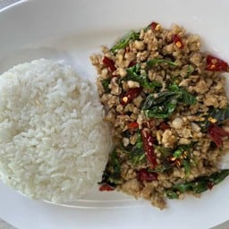 Deli ข้าวราดผัดกะเพรา