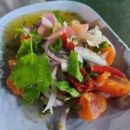 ยำไข่แดง