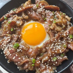 ข้าวหน้าเนื้อโคขุนโพนยางคำ